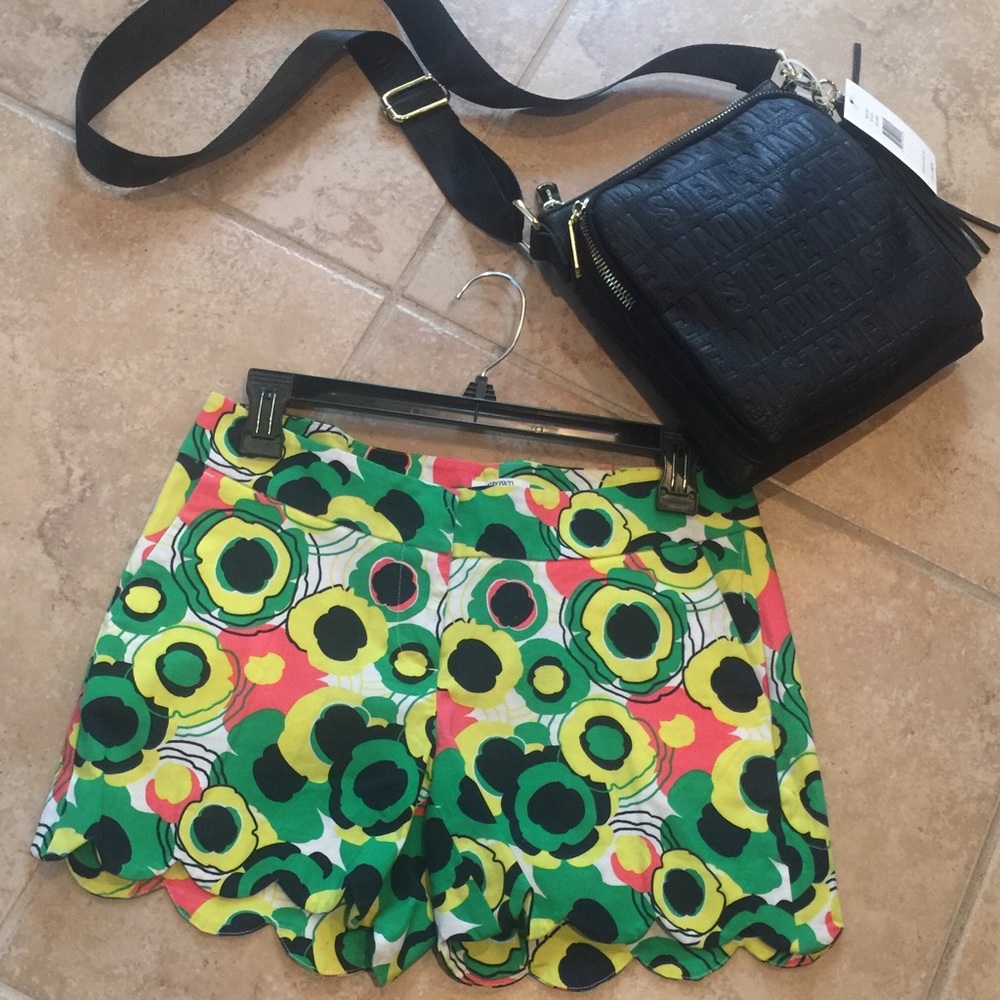 NWOT Crown & Ivy Floral Scalloped Hem Shorts